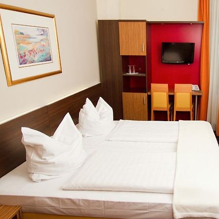 Hotel Tourist Франкфурт на Майн Екстериор снимка