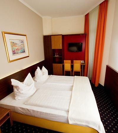 Hotel Tourist Франкфурт на Майн Екстериор снимка