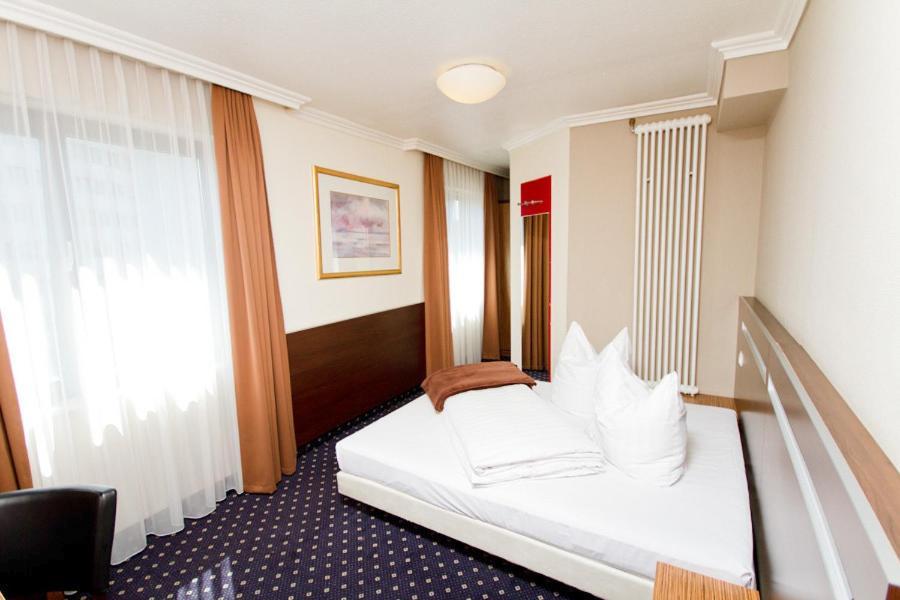 Hotel Tourist Франкфурт на Майн Стая снимка