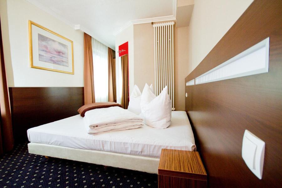 Hotel Tourist Франкфурт на Майн Стая снимка