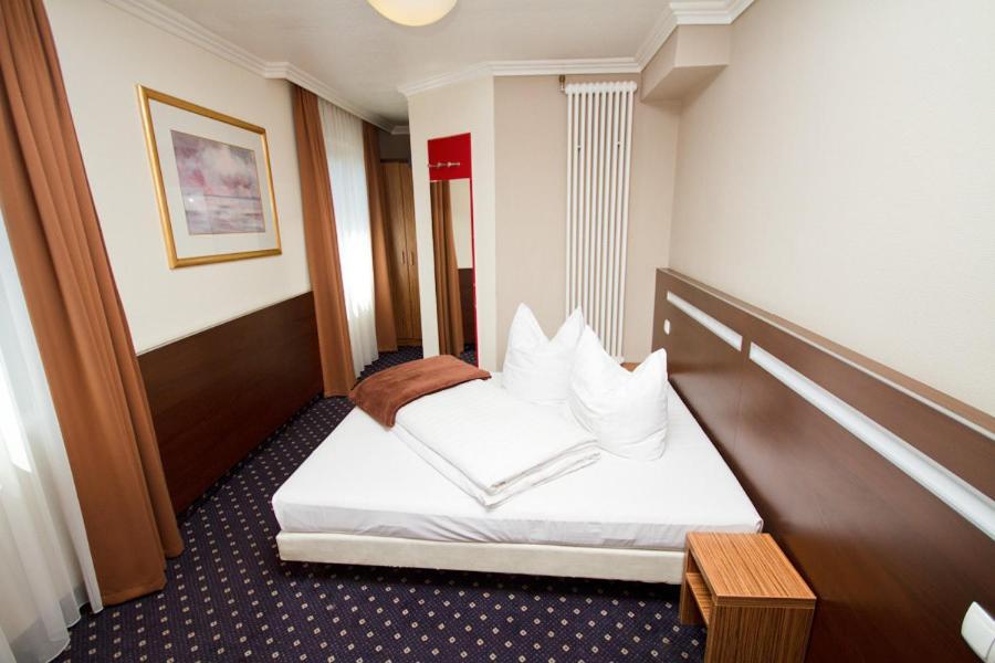 Hotel Tourist Франкфурт на Майн Стая снимка