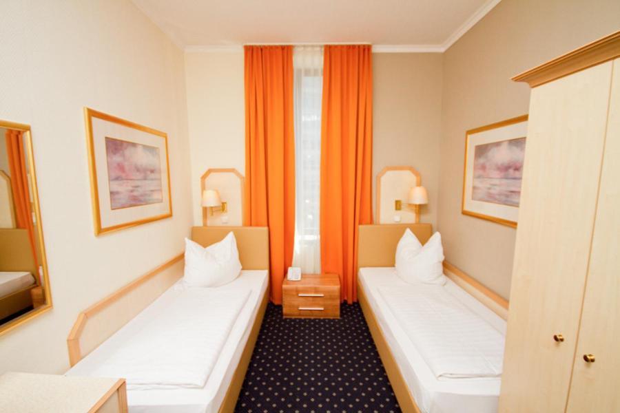 Hotel Tourist Франкфурт на Майн Стая снимка
