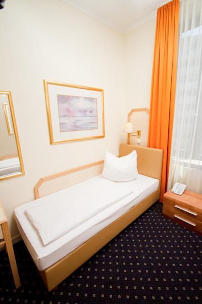 Hotel Tourist Франкфурт на Майн Стая снимка