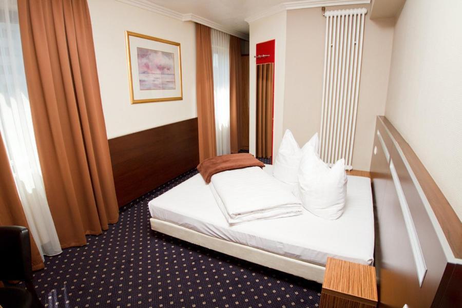 Hotel Tourist Франкфурт на Майн Стая снимка