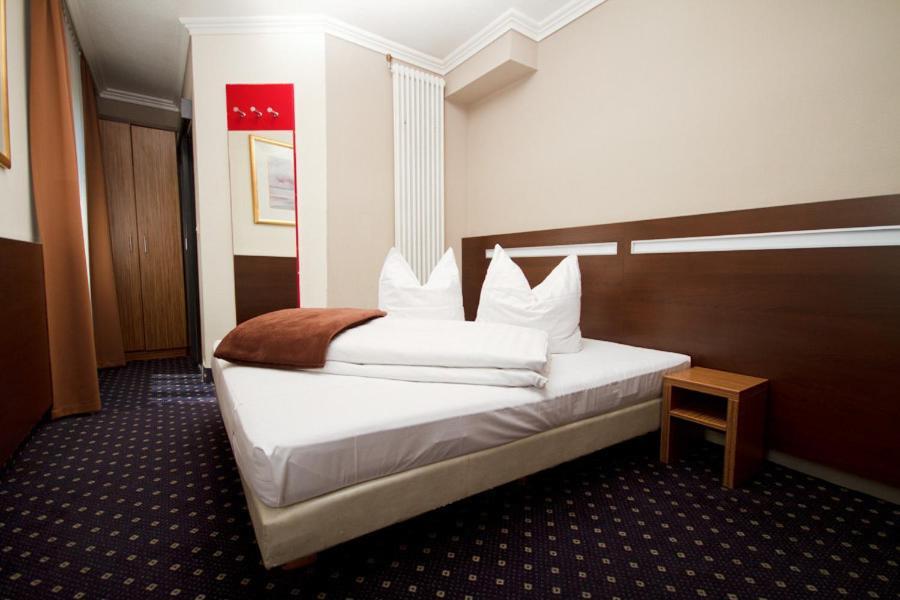 Hotel Tourist Франкфурт на Майн Стая снимка