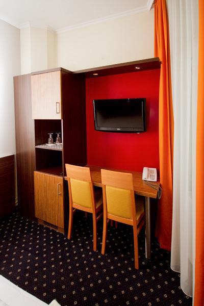 Hotel Tourist Франкфурт на Майн Екстериор снимка